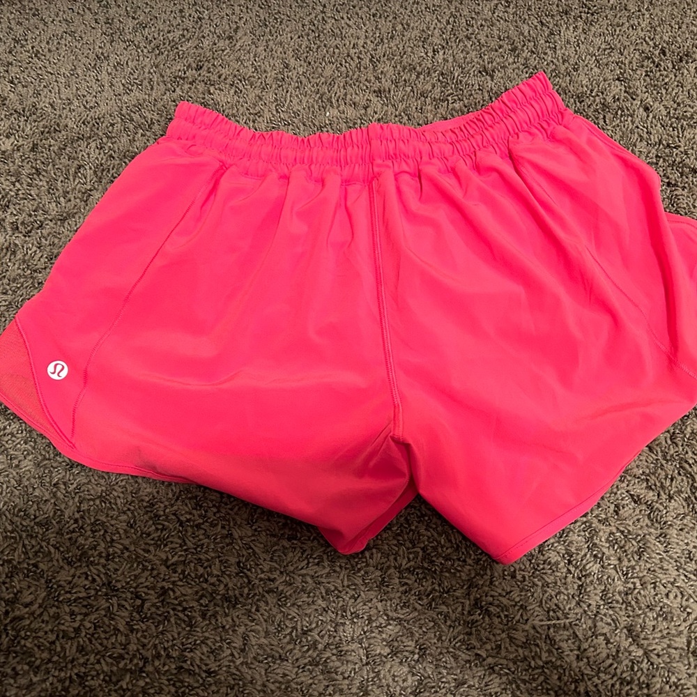 Hotty hot 2.5’ short size 8, in colour lipgloss